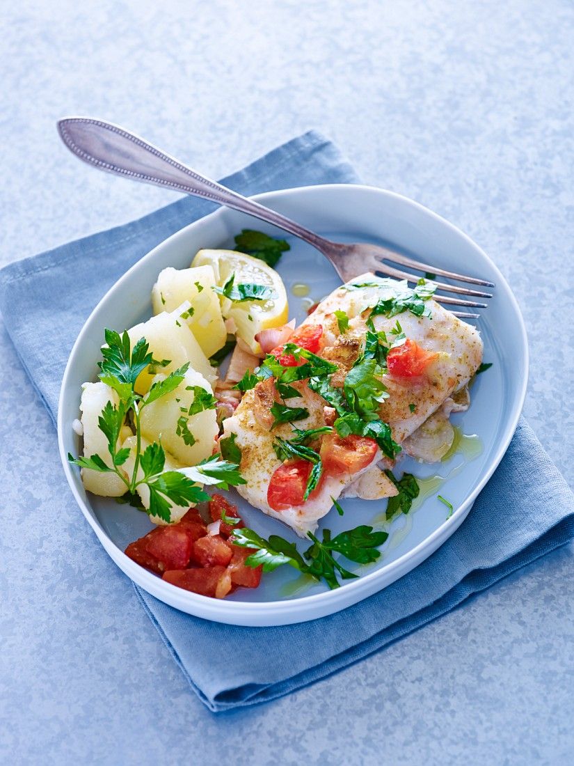 Kabeljaufilets aus dem Ofen mit Tomaten und Kartoffeln Rezept | EAT SMARTER