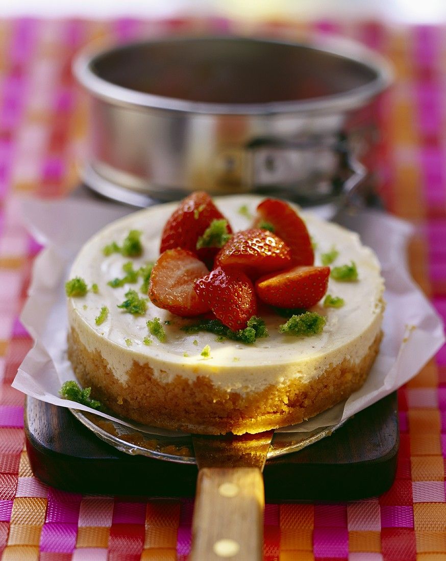 Käsekuchen mit Erdbeeren und Basilikumzucker Rezept | EAT SMARTER