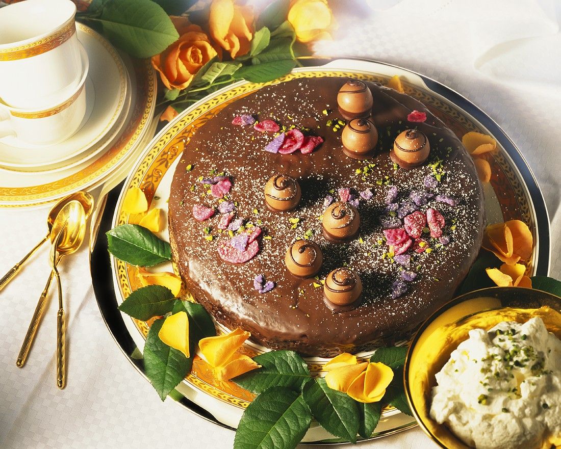 Kaisertorte mit Schokotrüffeln & Veilchendeko