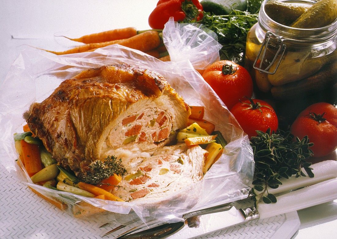 Kalbsbrust gefüllt mit grober Bratwurst Rezept | EAT SMARTER