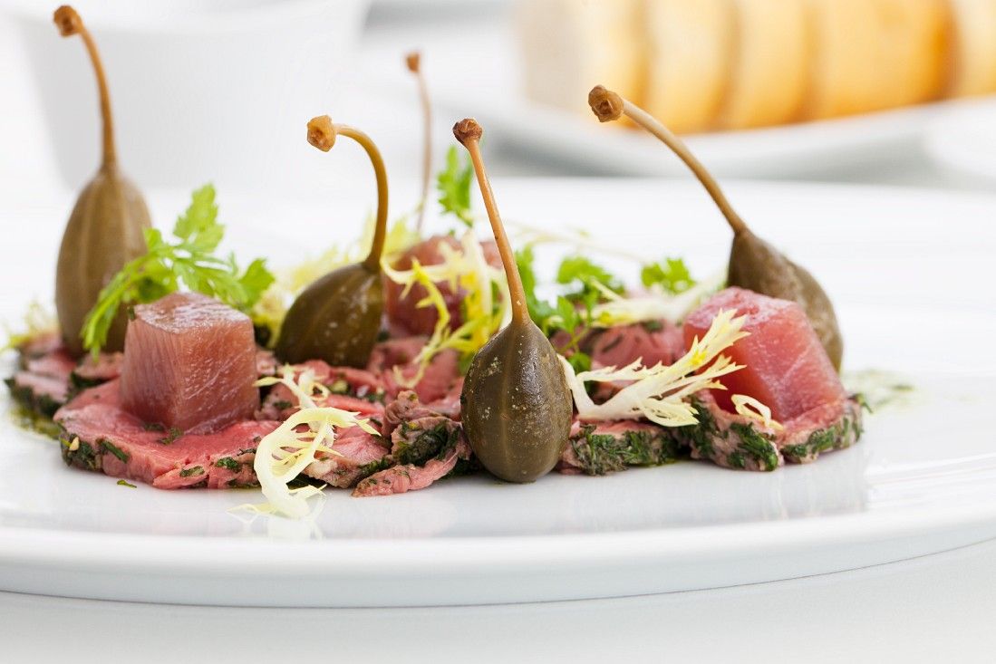 Kalbscarpaccio mit Thunfisch und Kapern Rezept | EAT SMARTER