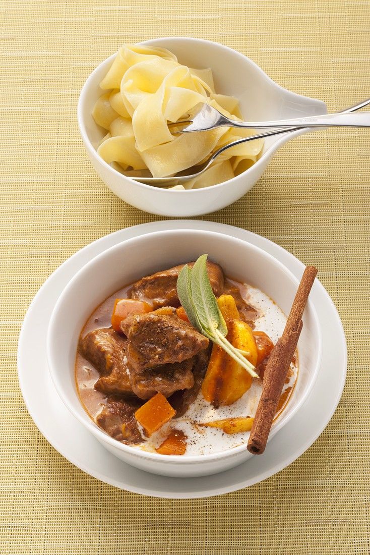 Kalbsgulasch mit Nudeln Rezept | EAT SMARTER Kalbsgulasch mit Nudeln Rezept | EAT SMARTER