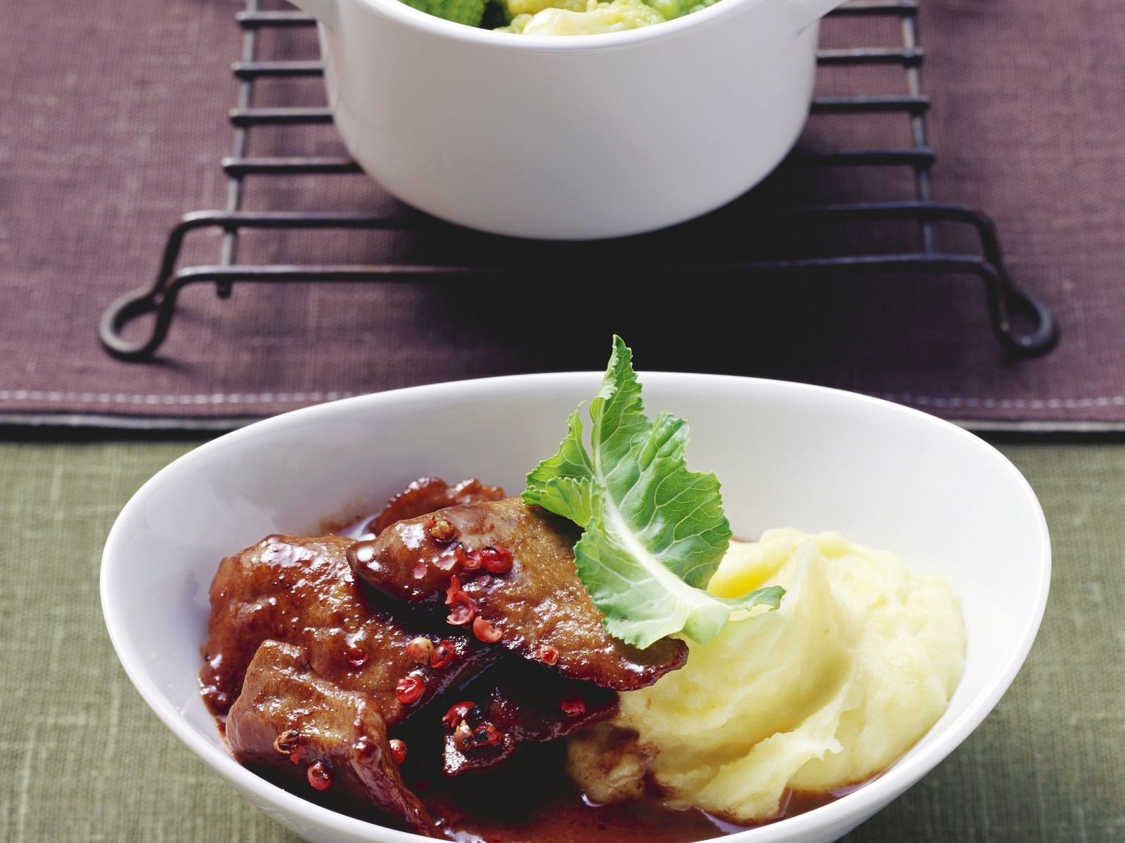Kalbsleber mit pinkem Pfeffer und Romanesco Rezept | EAT SMARTER