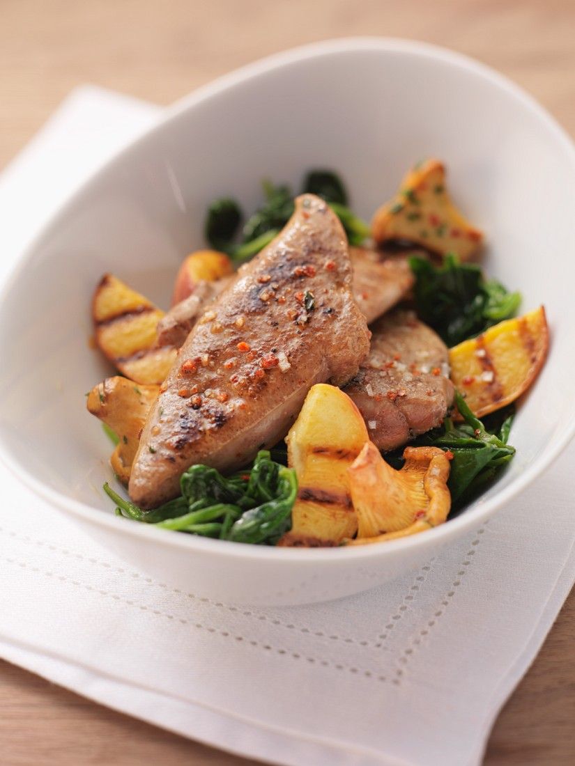 Kalbsleber mit Spinat und Pfirsichen Rezept | EAT SMARTER