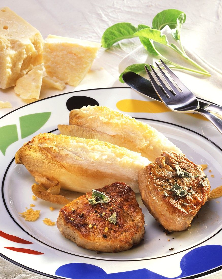 Kalbsmedaillons mit Chicoree Rezept | EAT SMARTER Kalbsmedaillons mit Chicoree Rezept | EAT SMARTER