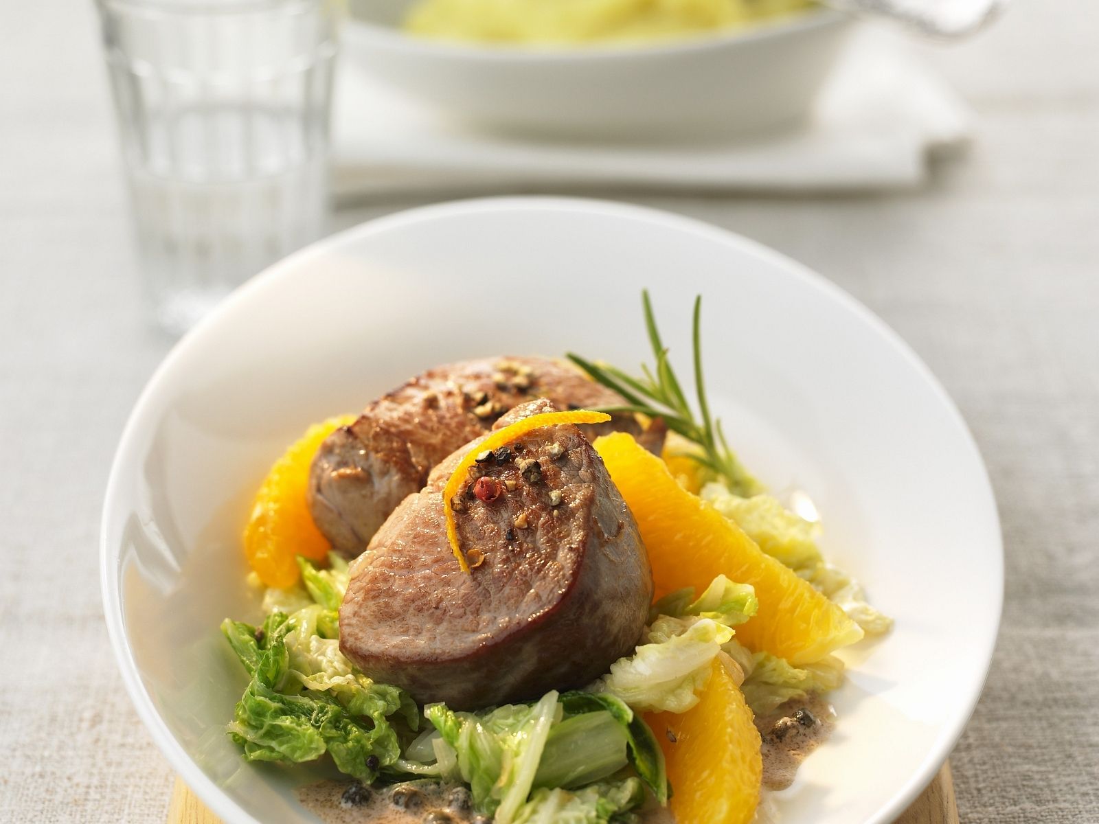Kalbsmedaillons mit Orangen-Chinakohl-Gemüse Rezept | EAT SMARTER