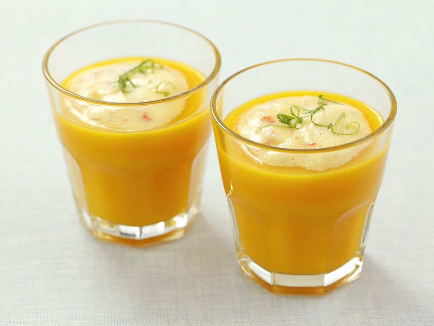 Kalte Karottensuppe mit cremigem Surimi