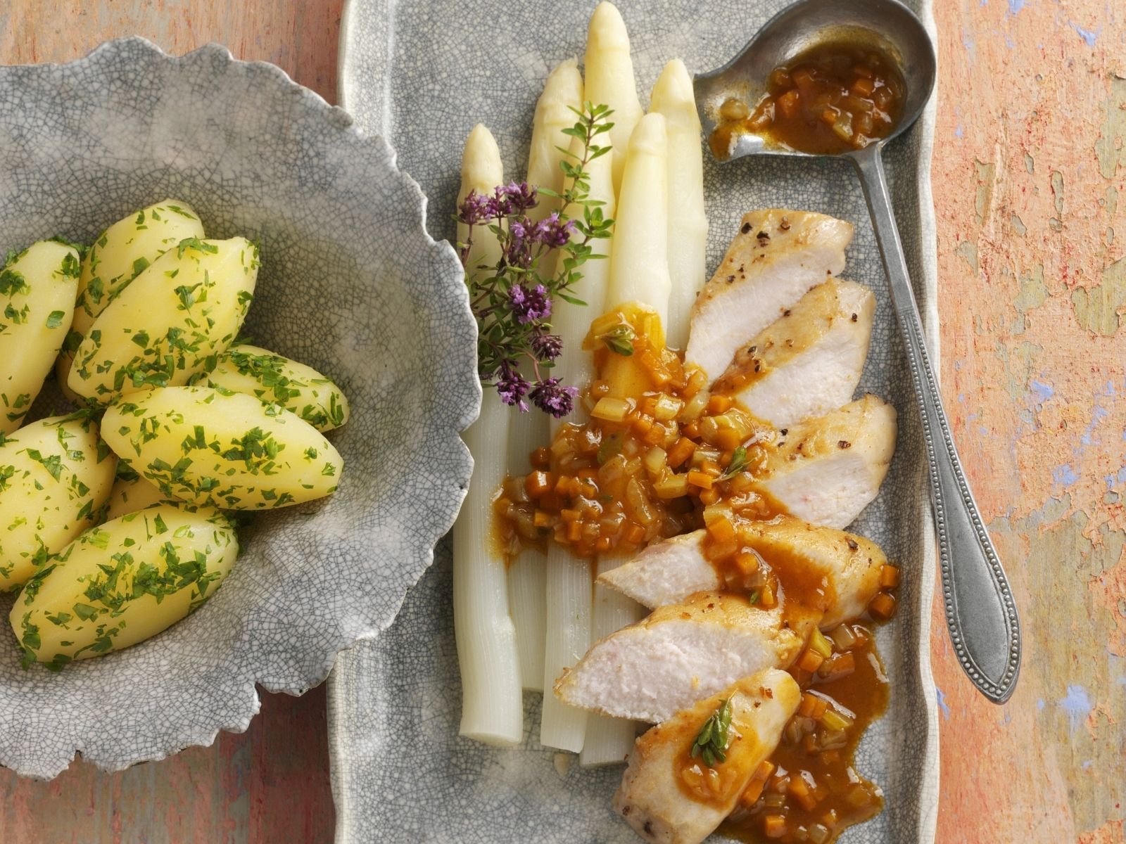 Kaninchen mit weißem Spargelgemüse Rezept | EAT SMARTER
