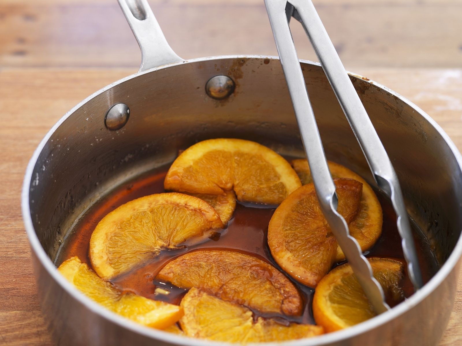 Karamell-Orangen Rezept | EAT SMARTER