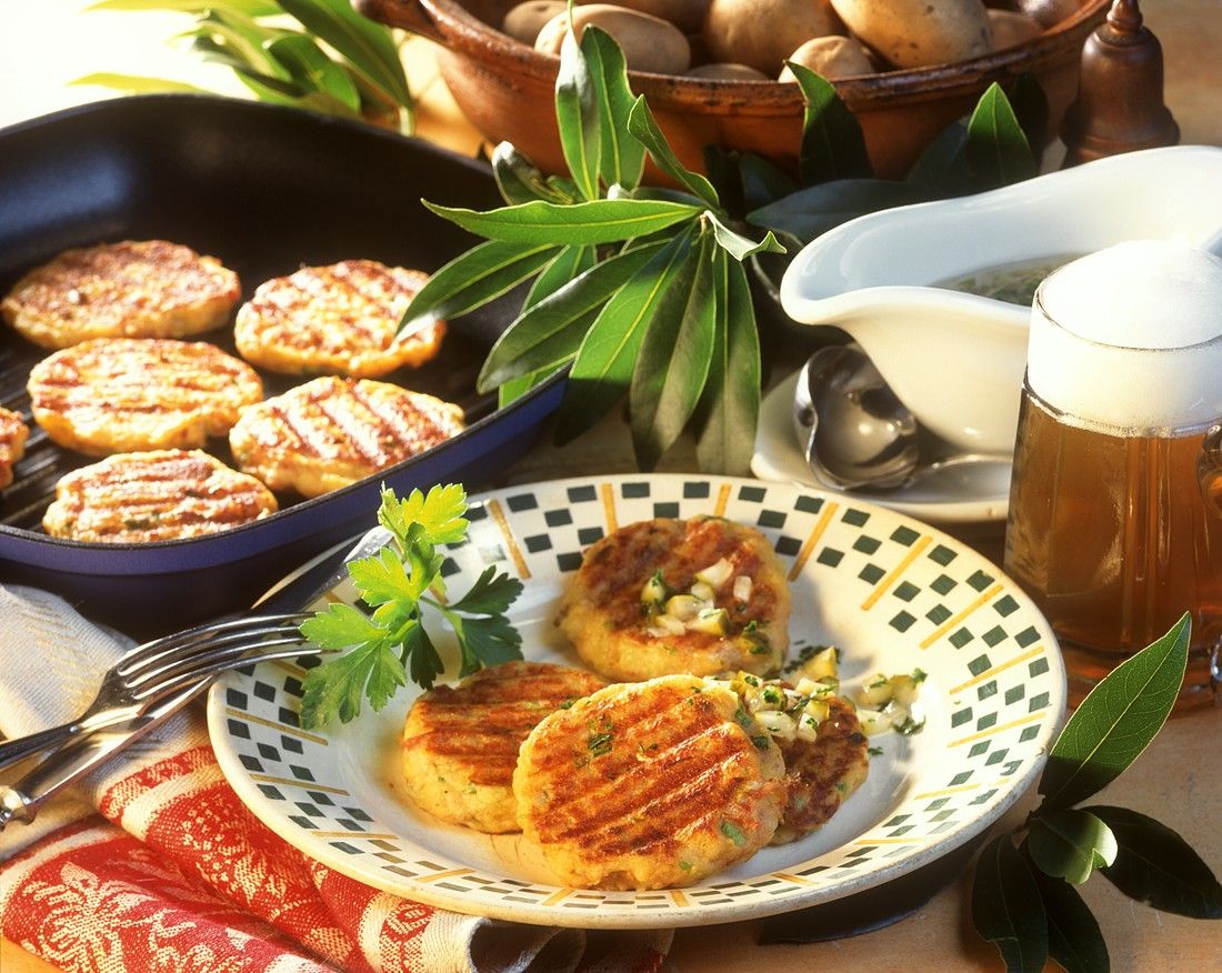 Kartoffel-Frikadellen mit Zwiebel-Gurken-Vinaigrette Rezept | EAT SMARTER