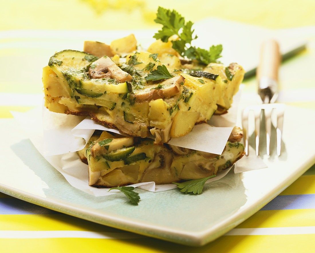 Kartoffelauflauf mit Zucchini und Pilzen Rezept | EAT SMARTER
