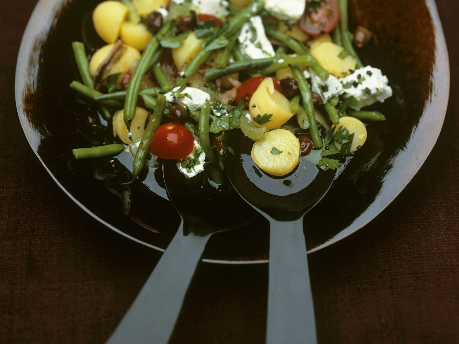 Kartoffelsalat auf mediterrane Art mit grünen Bohnen und Ziegenkäse ...