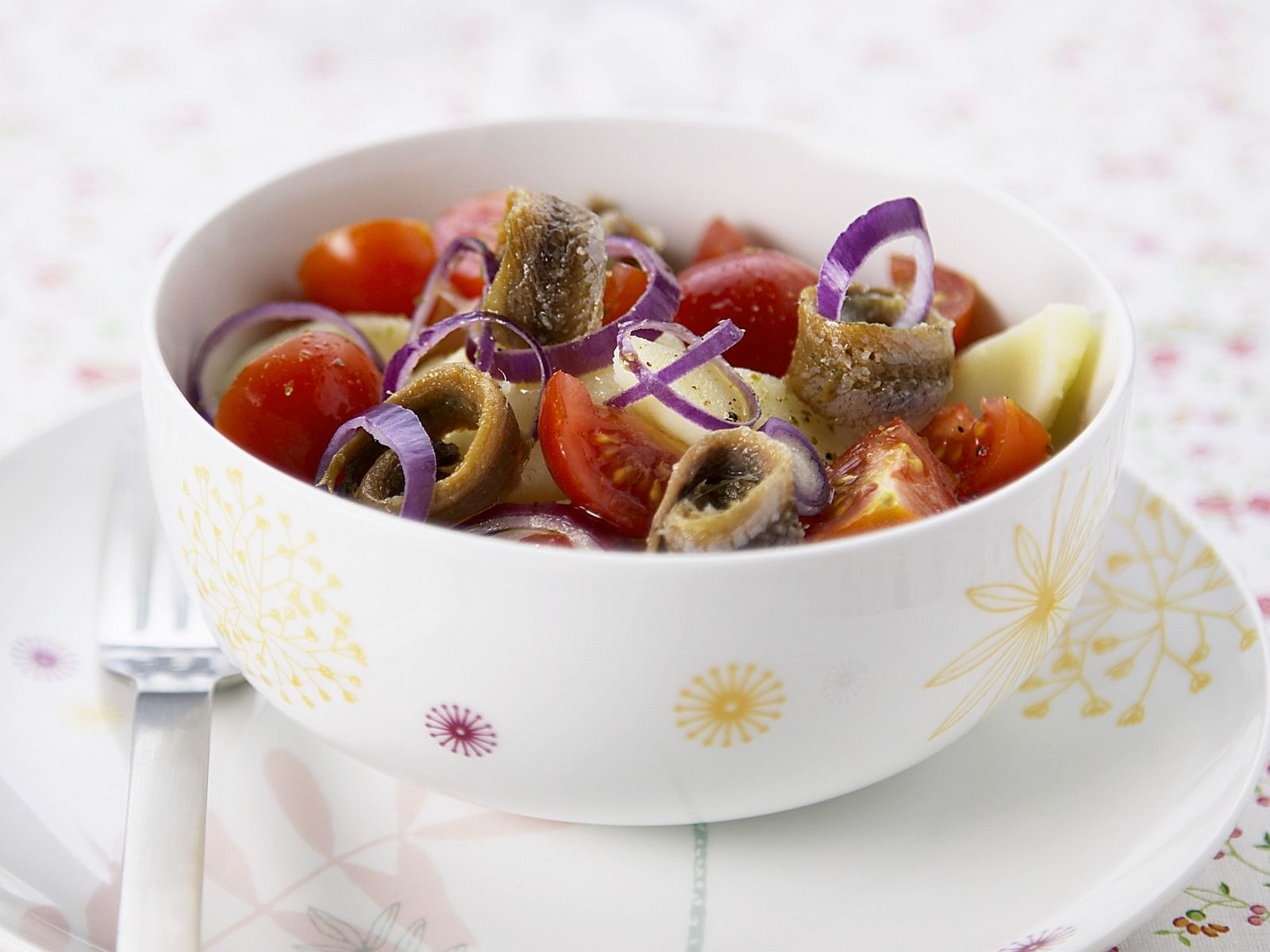 Kartoffelsalat mit Sardellen, Tomaten und Zwiebeln Rezept | EAT SMARTER