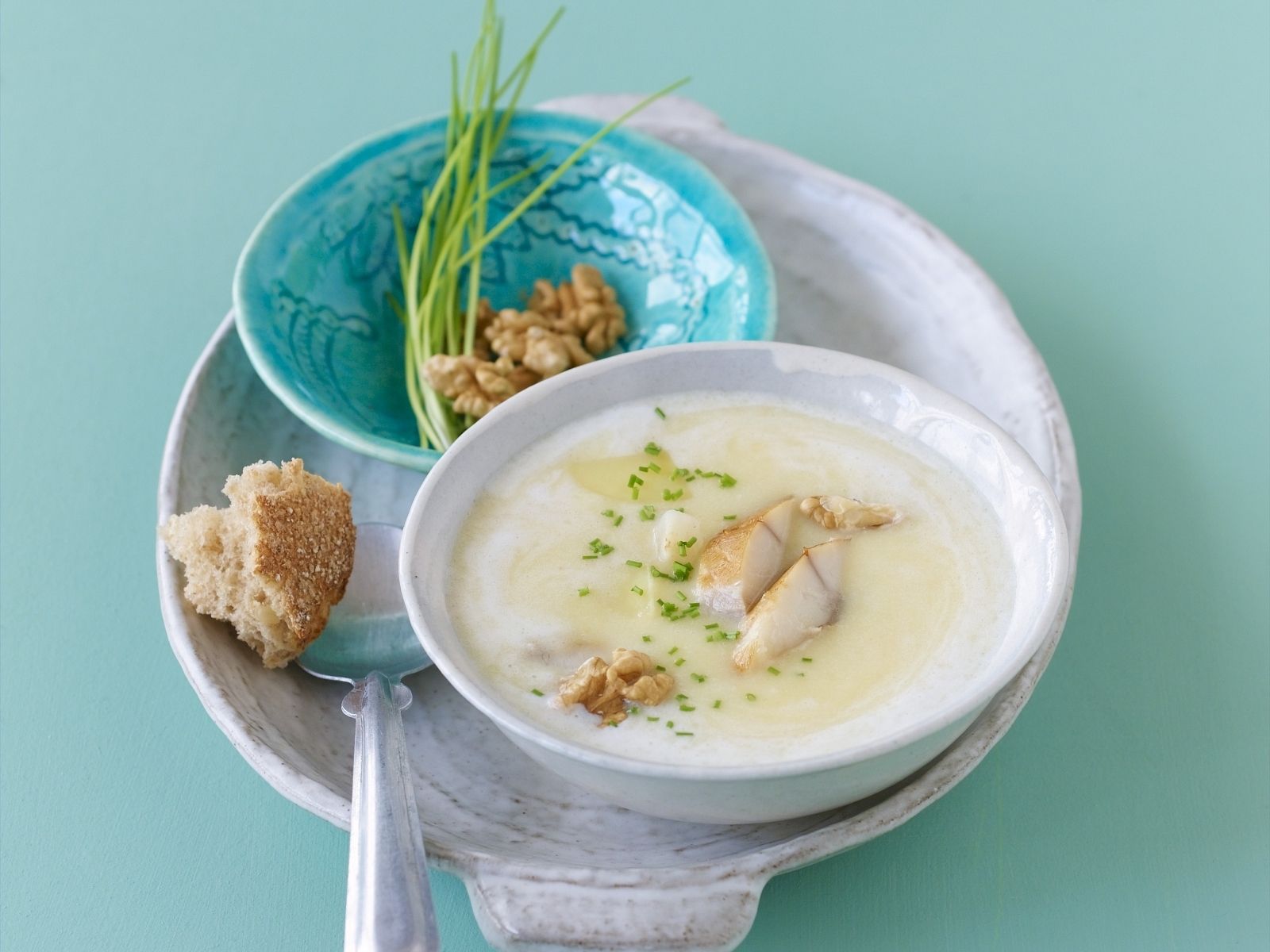 Kartoffelsuppe mit geräucherter Makrele und Walnusskernen Rezept | EAT ...