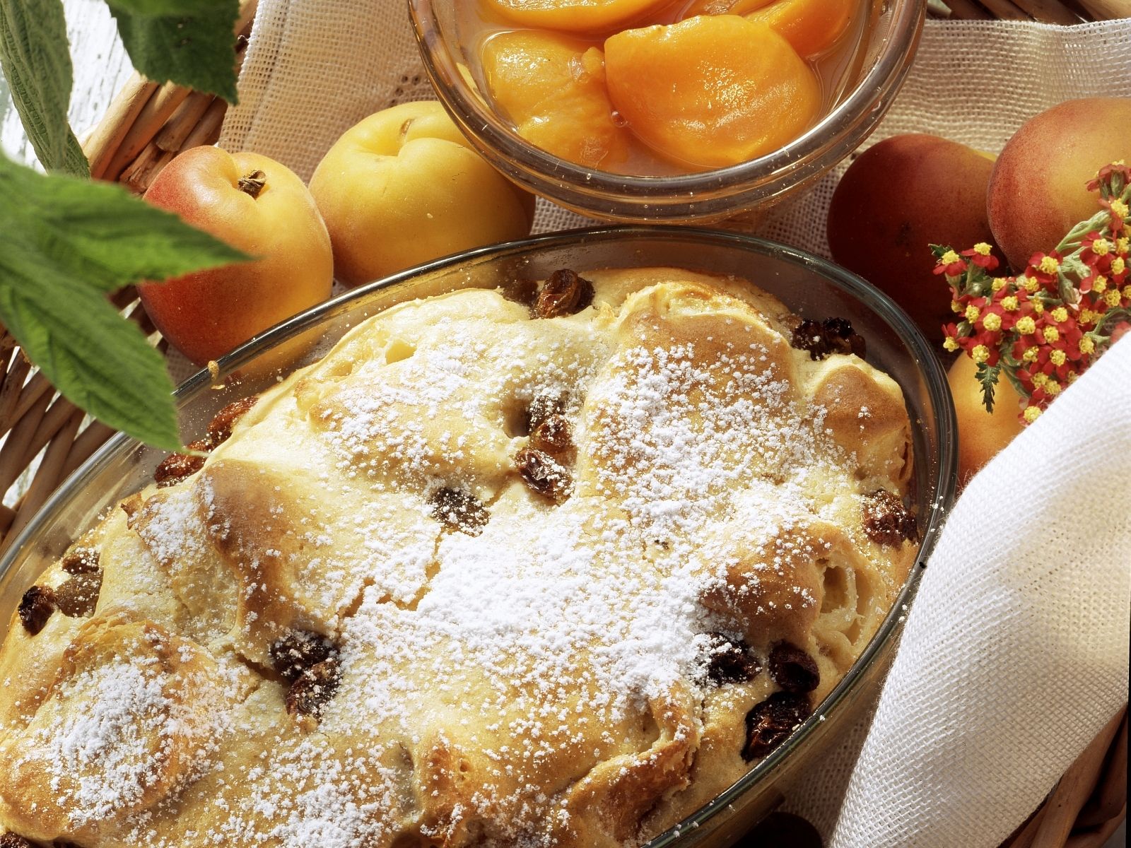 Kipferl-Auflauf mit Rosinen