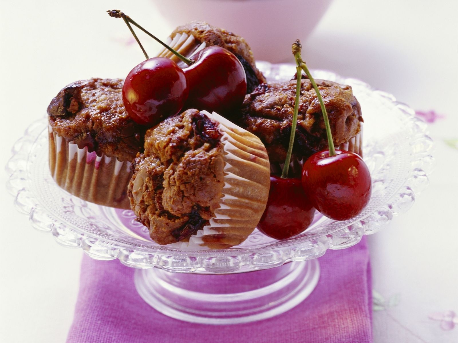 Kirschmuffins Rezept | EAT SMARTER