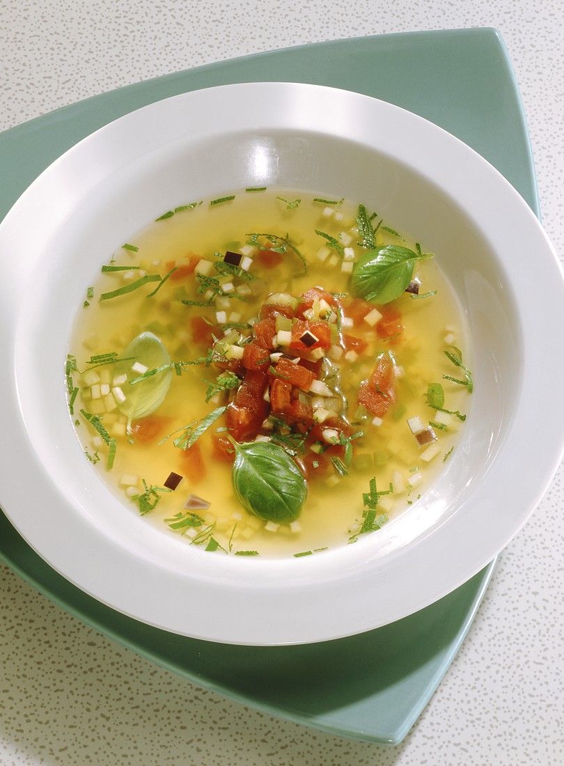 Klare Gemüsesuppe mit Aubergine und Zucchini