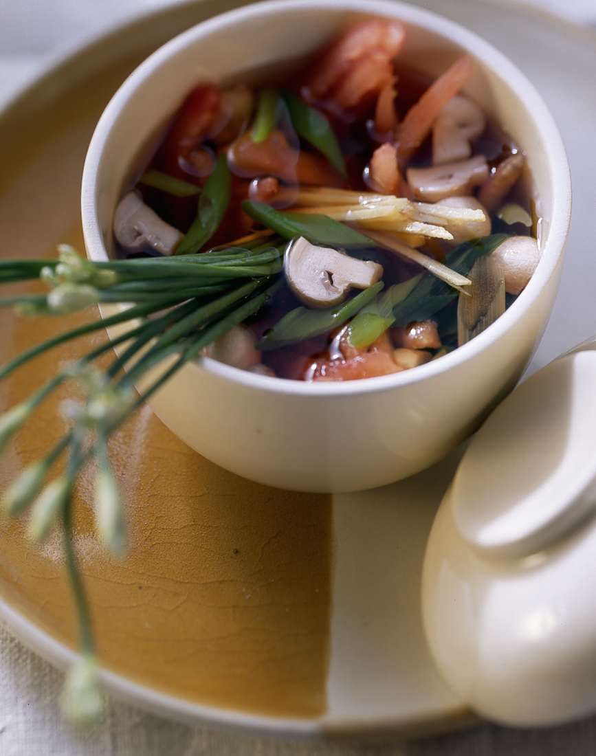 Klare Gemüsesuppe mit Knollensellerie und Möhren Rezept | EAT SMARTER