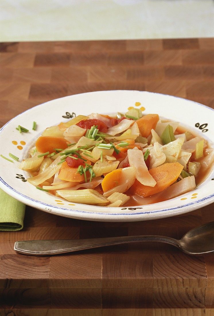 Klare Gemüsesuppe mit Weißkohl Rezept | EAT SMARTER