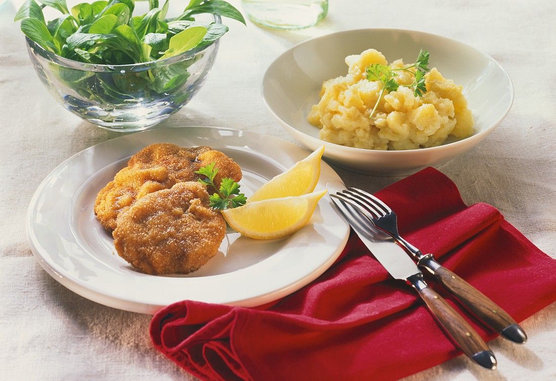 Klassisches Wiener Schnitzel mit Kartoffelsalat Rezept | EAT SMARTER
