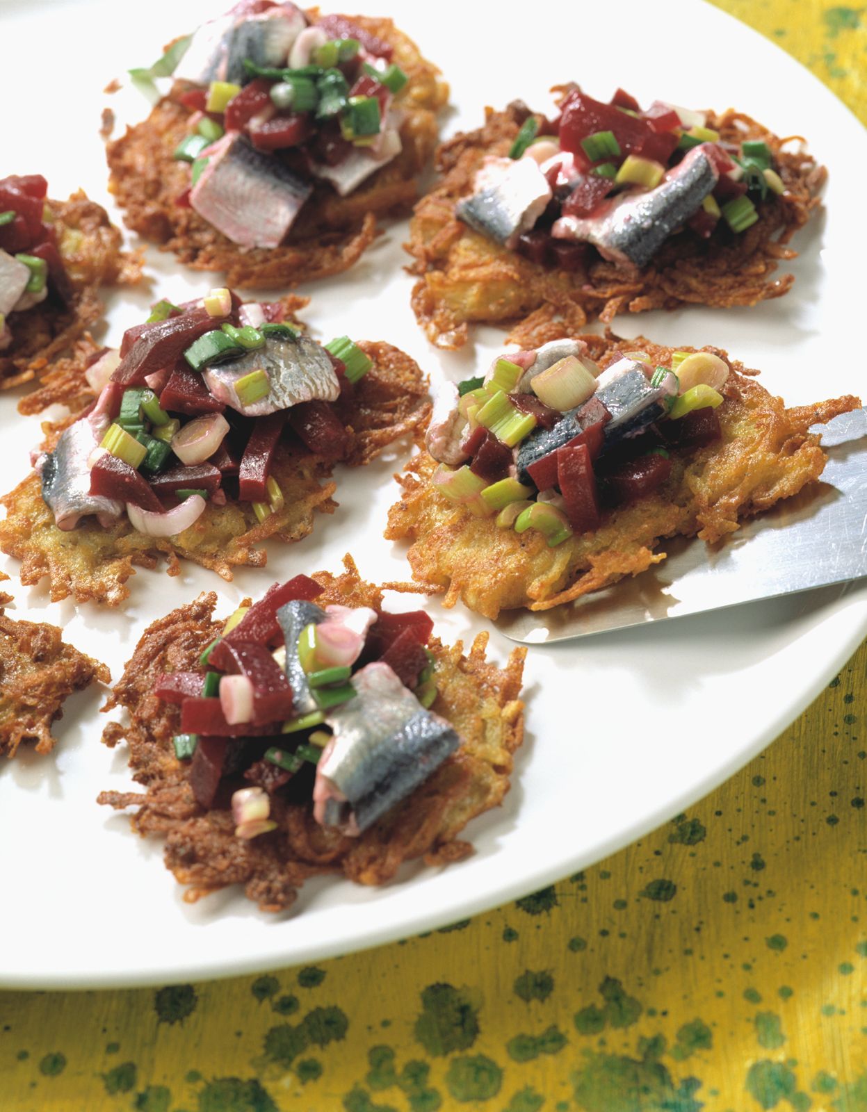 Kleine Kartoffelpuffer mit Bismarckhering und Rote Bete Rezept | EAT ...