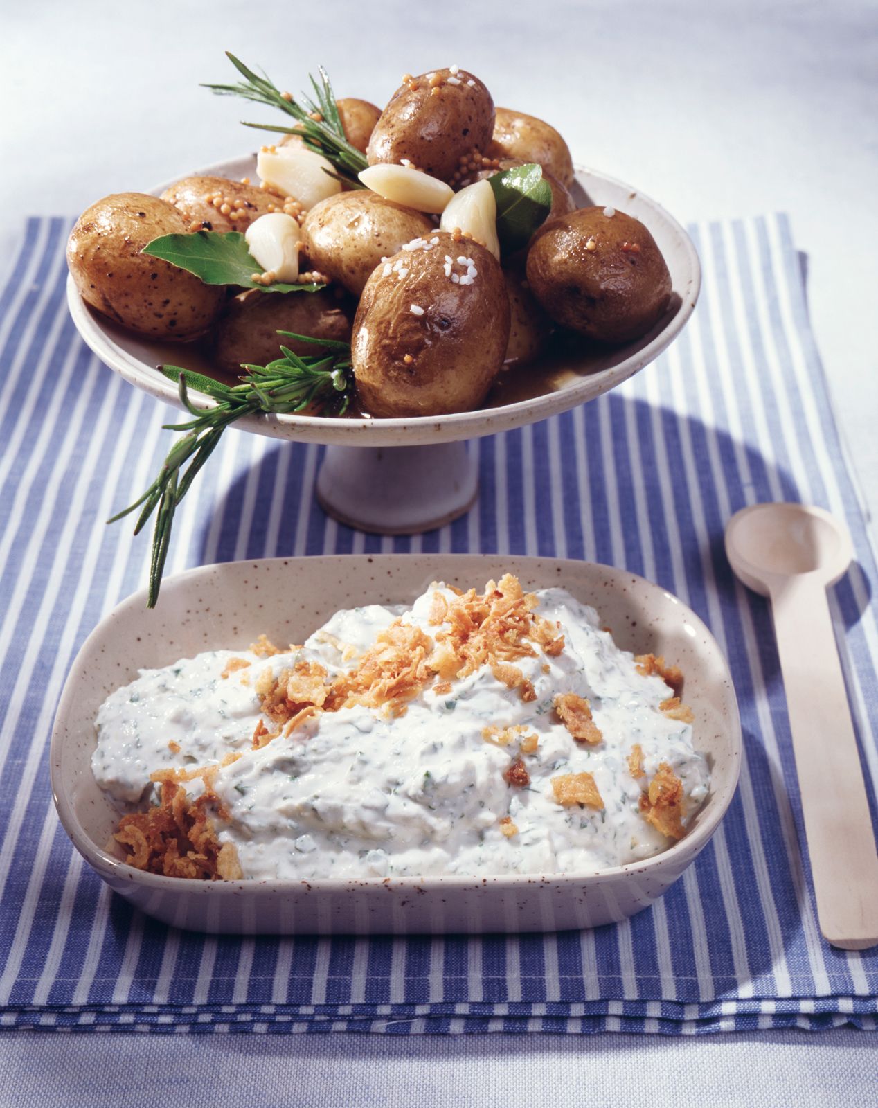 Knoblauchkartoffeln mit Zwiebelquark Rezept | EAT SMARTER