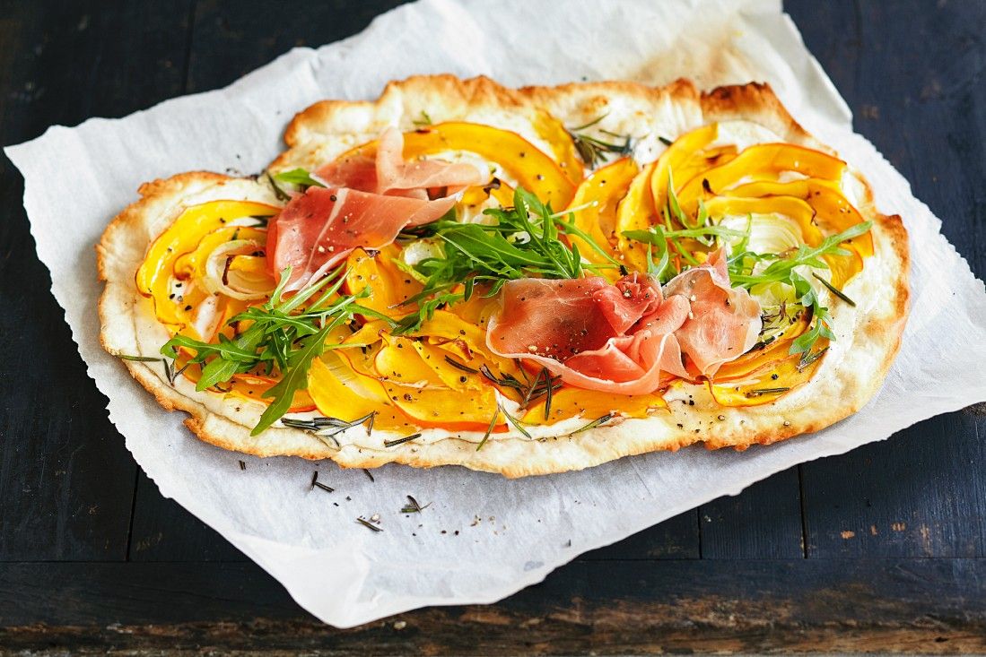 Kürbis-Flammkuchen mit Parmaschinken