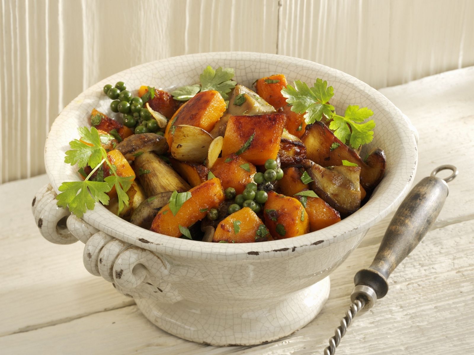 Kürbisgemüse mit Steinpilzen und grünem Pfeffer Rezept | EAT SMARTER
