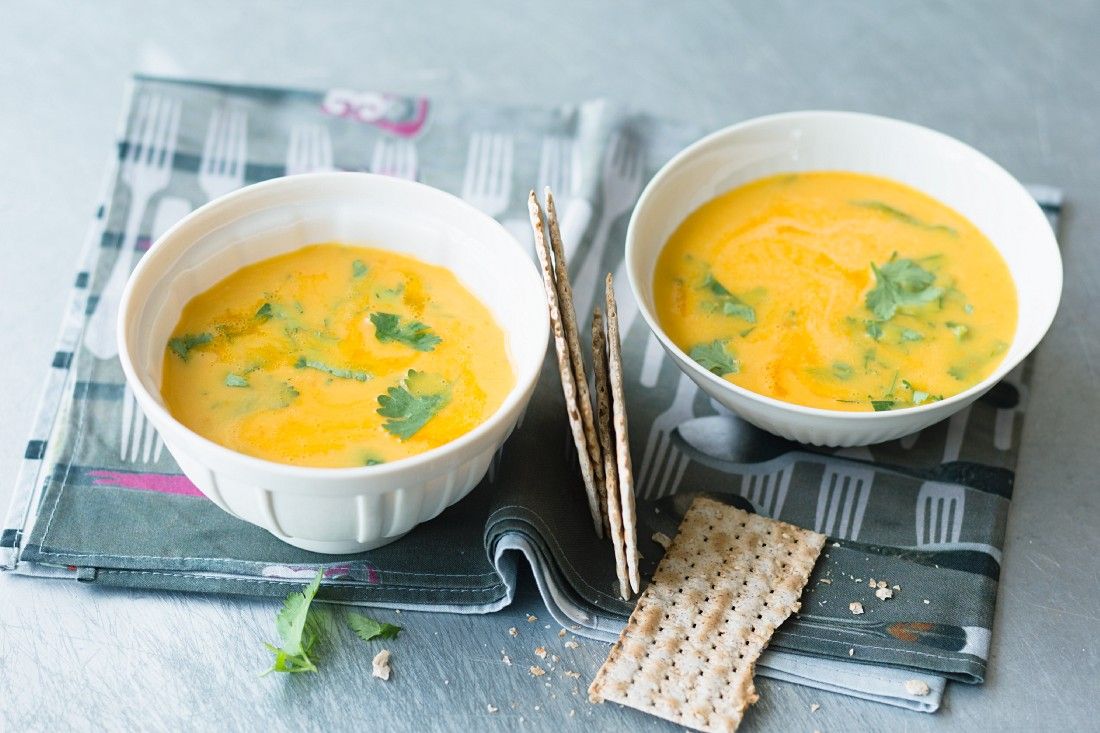 Kürbisssuppe mit Ananas und Curry Rezept | EAT SMARTER