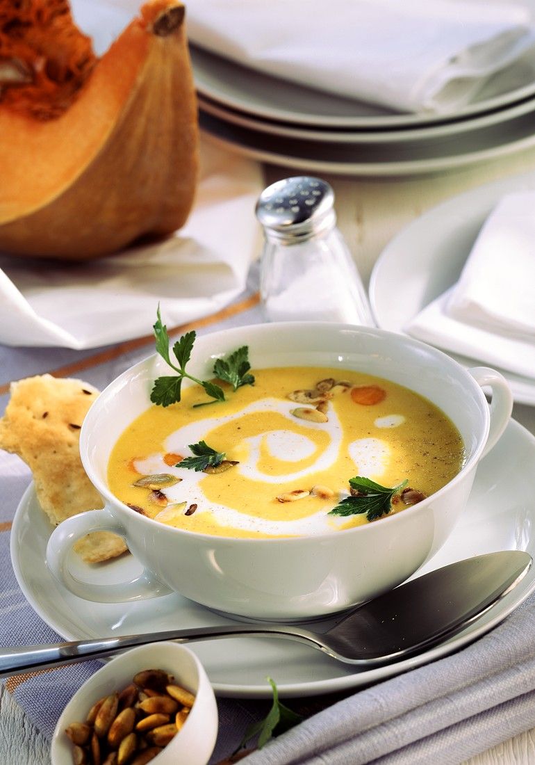 Kürbissuppe mit Curry und Sahne Rezept | EAT SMARTER