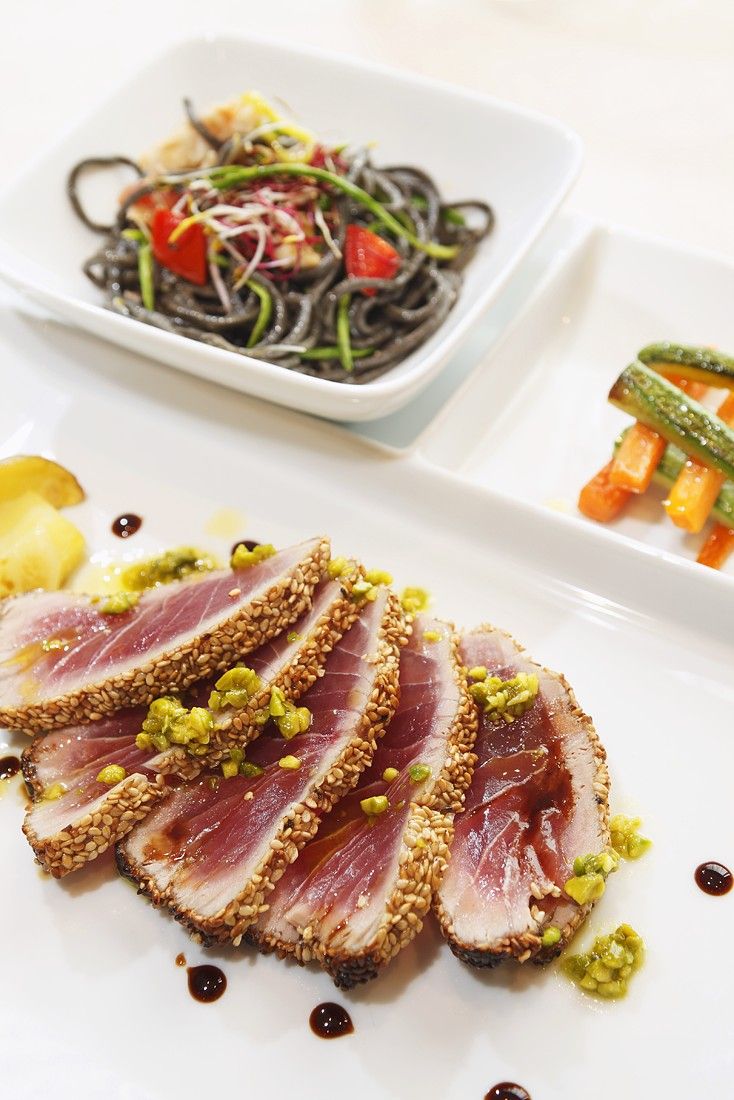 Kurz gebratener Thunfisch mit Pistazien Rezept | EAT SMARTER Kurz gebratener Thunfisch mit Pistazien Rezept | EAT SMARTER