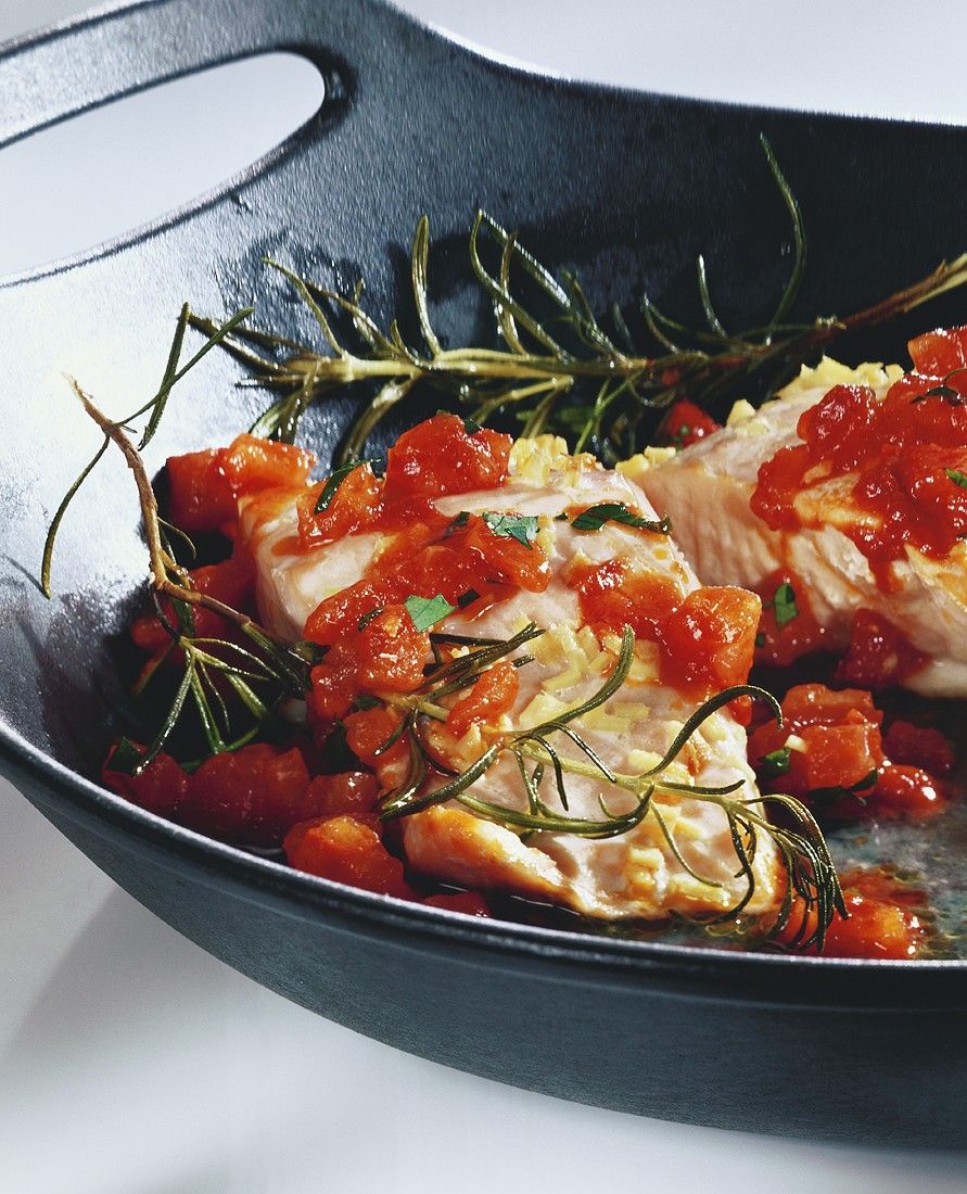 Lachs mit Tomaten Rezept | EAT SMARTER