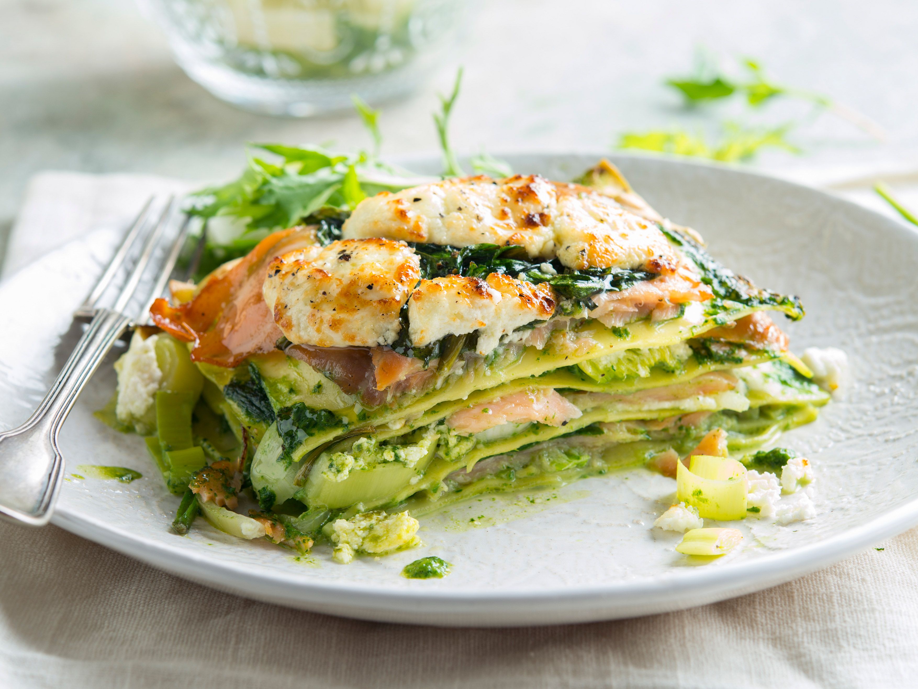 Lachs-Spinat-Lasagne mit Schafskäse Rezept | EAT SMARTER