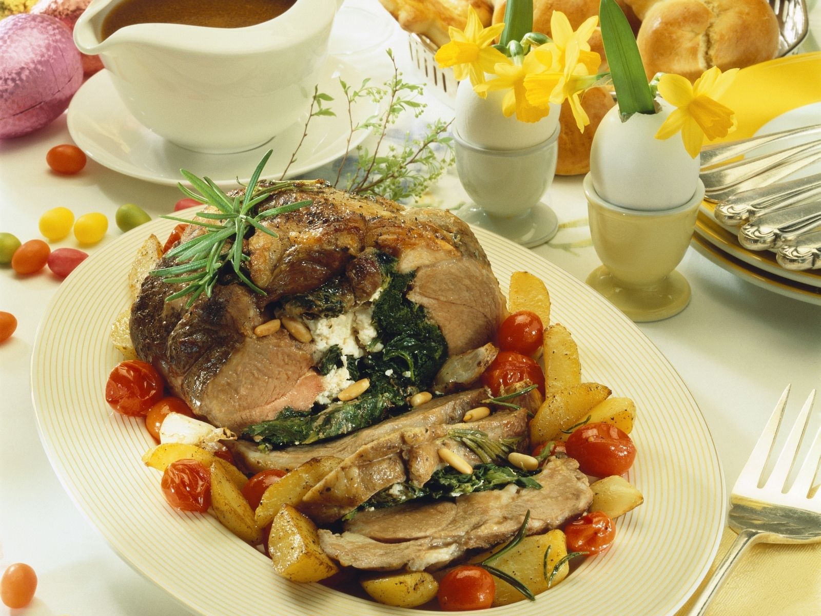 Lammkeule mit Feta und Spinat gefüllt dazu Rosmarinkartoffeln Rezept ...