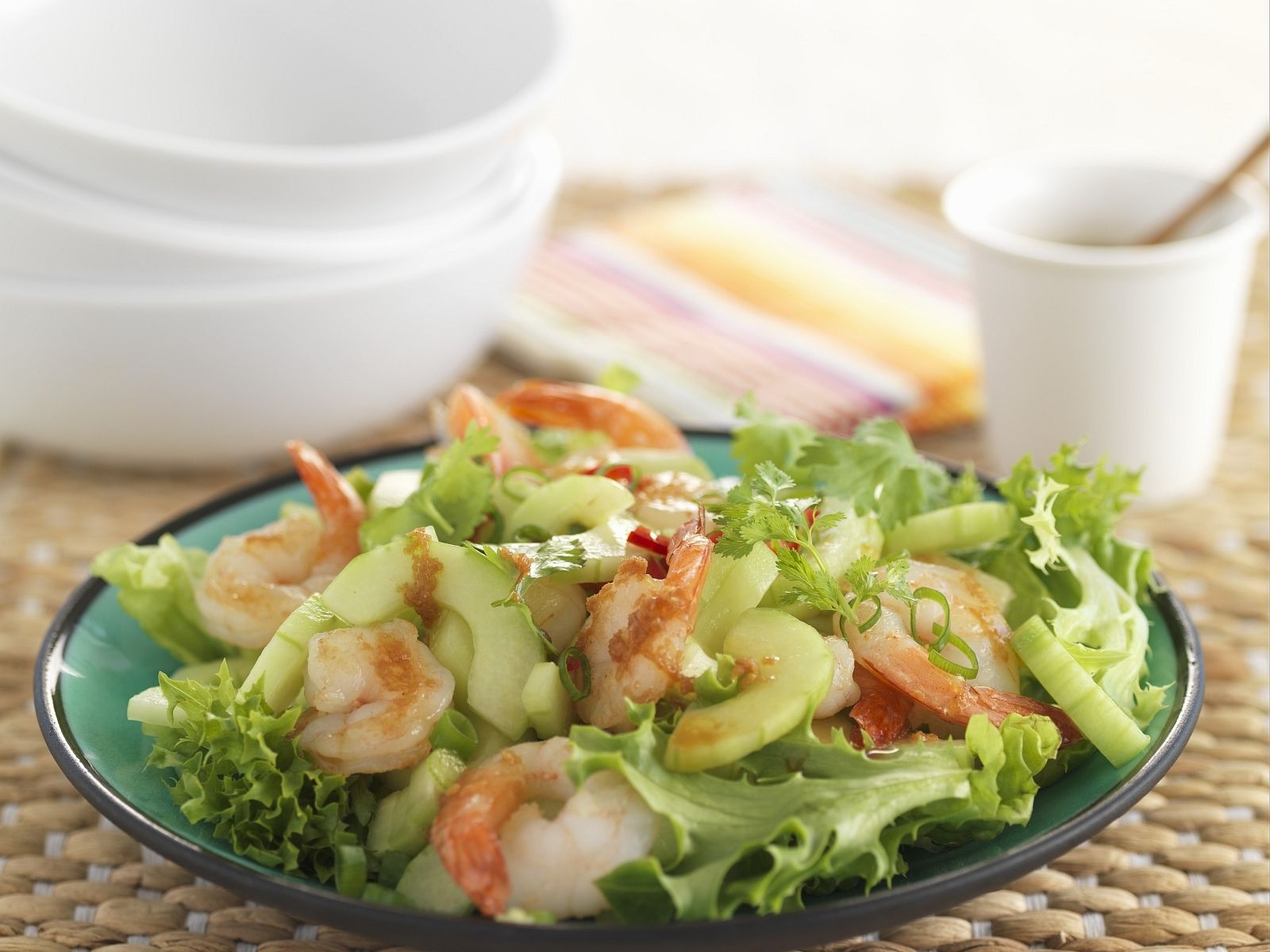 Lollo Biondo mit Gambas und Salatgurke Rezept | EAT SMARTER