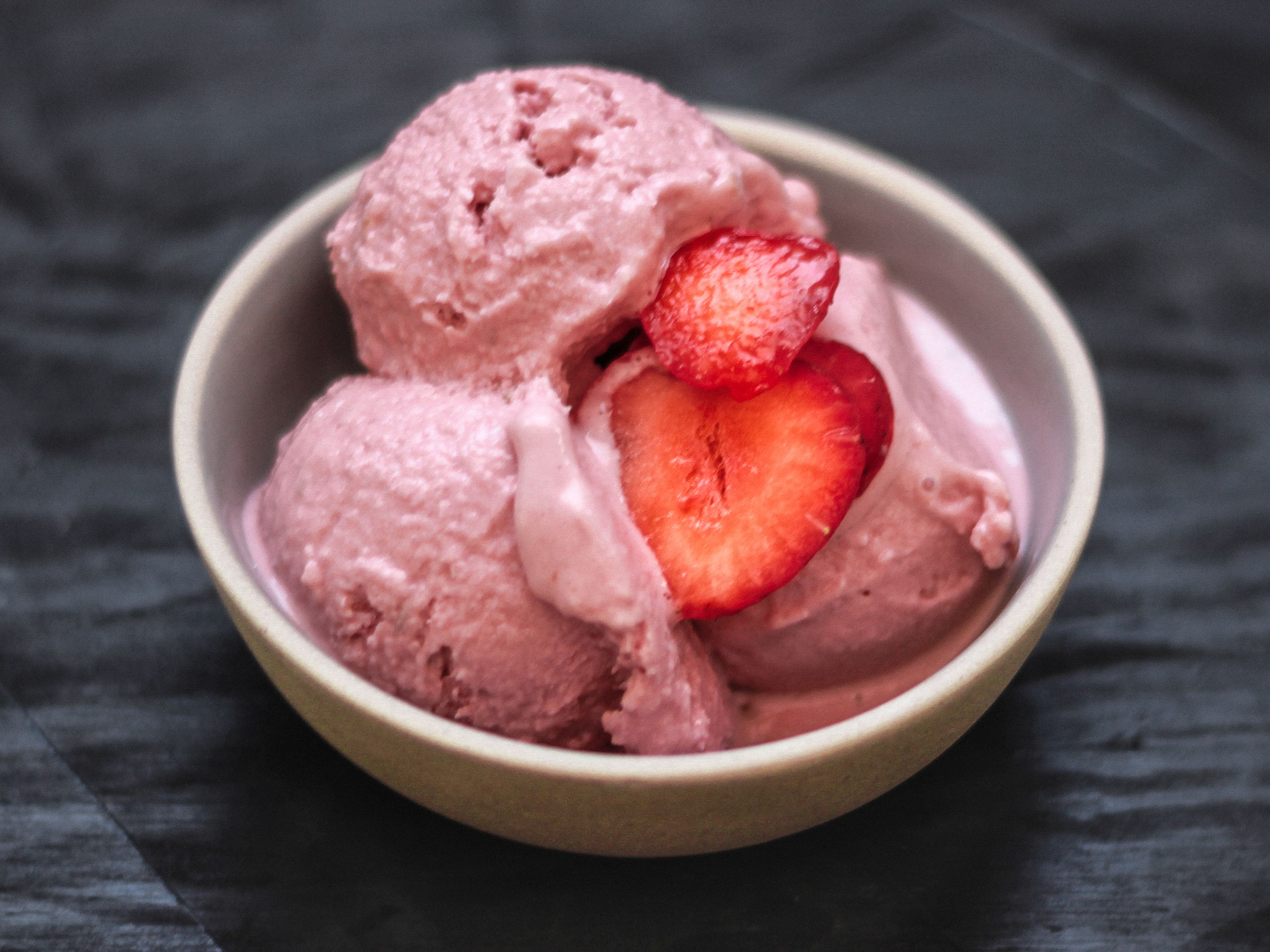 Magerquark-Eis mit Erdbeeren