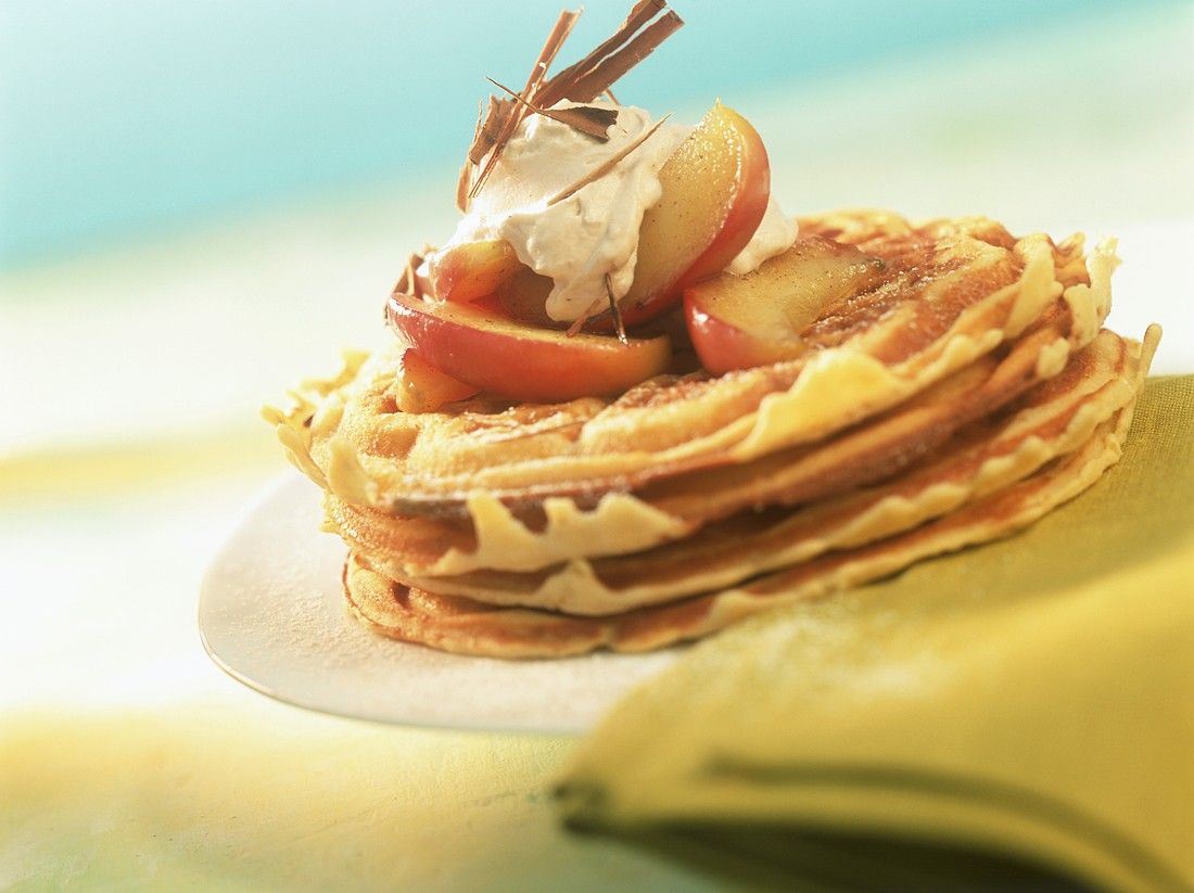 Mandel-Apfelwaffeln Rezept | EAT SMARTER
