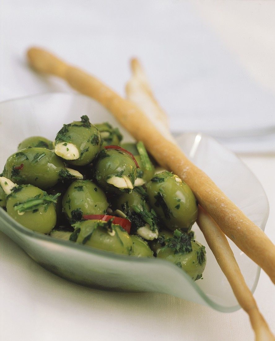 Mandel-Oliven Rezept | EAT SMARTER