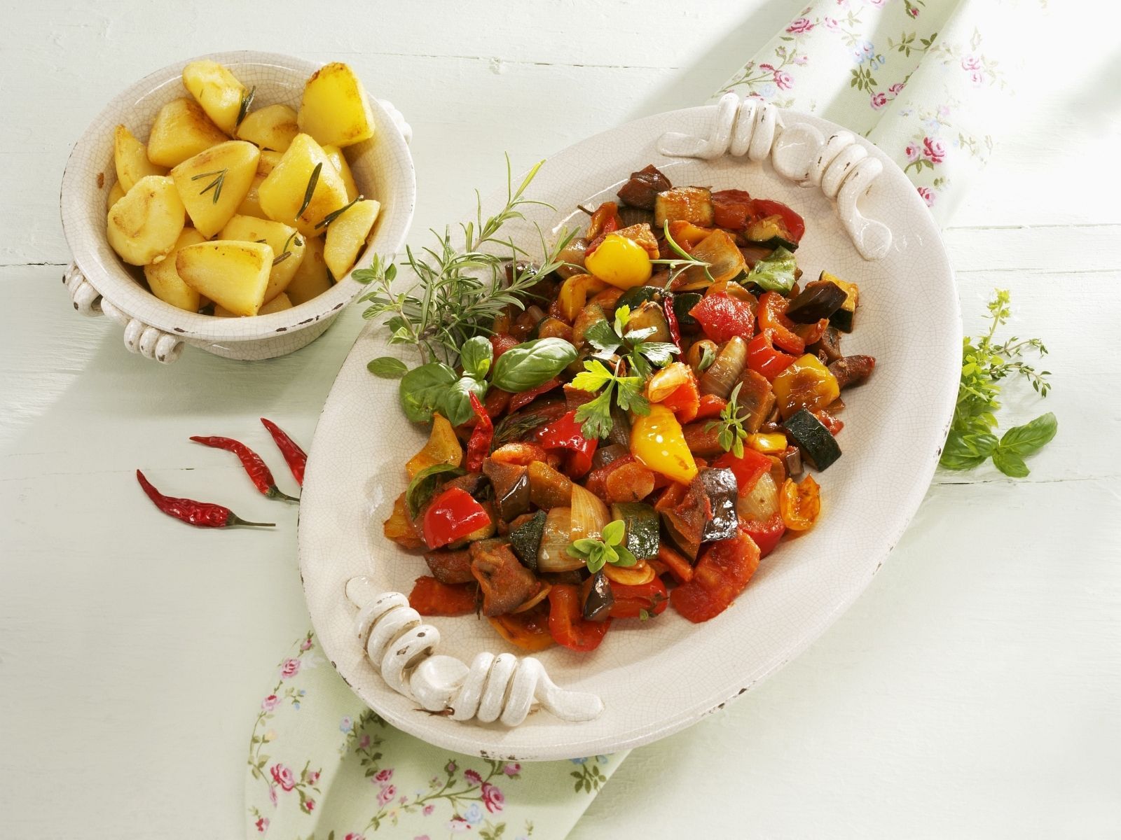 Mediterranes Gemüseragout mit Rosmarinkartoffeln