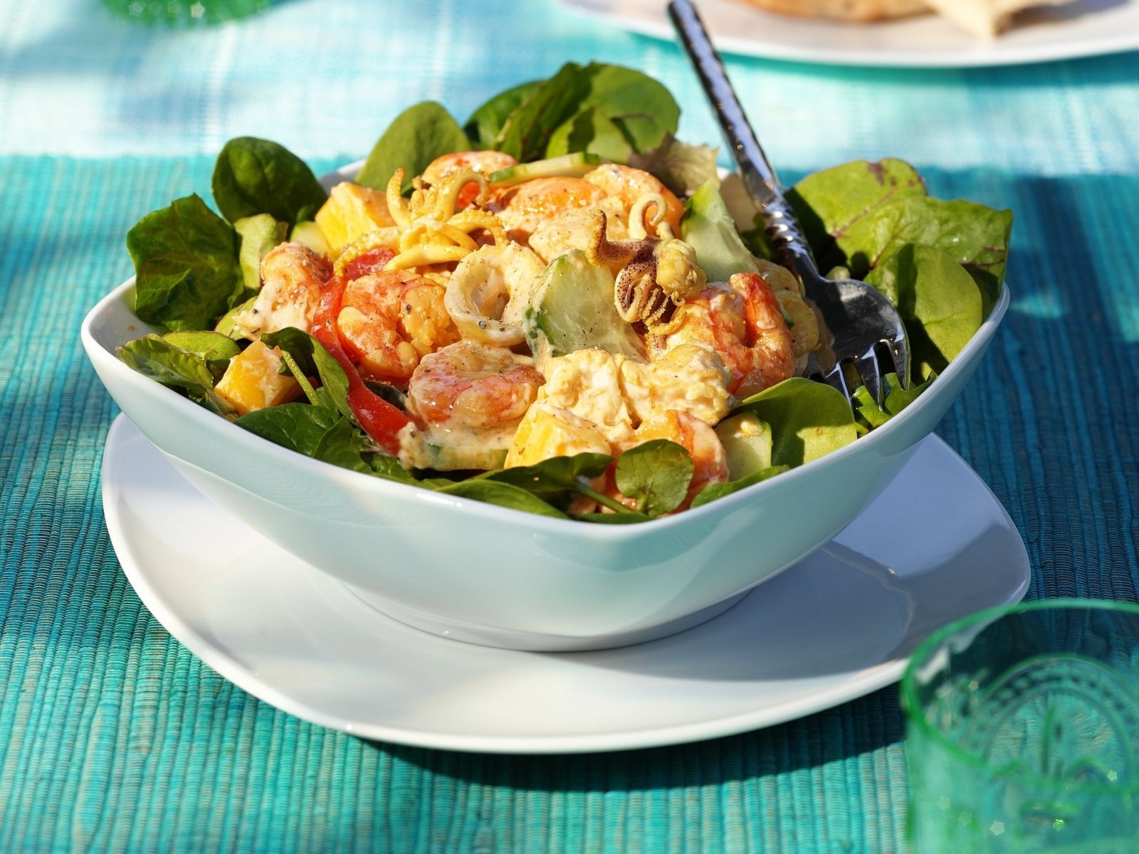 Meeresfrüchtesalat mit Obst und Currysoße Rezept | EAT SMARTER