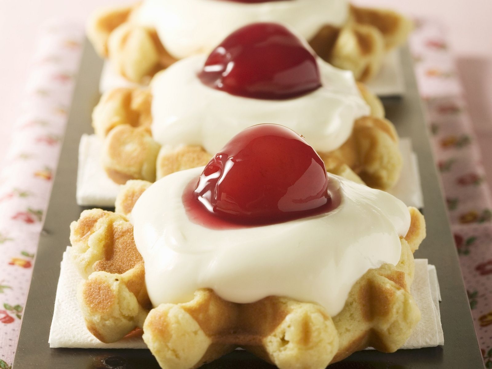 Mini-Waffeln mit Vanillecreme und Kirschen Rezept | EAT SMARTER Mini-Waffeln mit Vanillecreme und Kirschen Rezept | EAT SMARTER