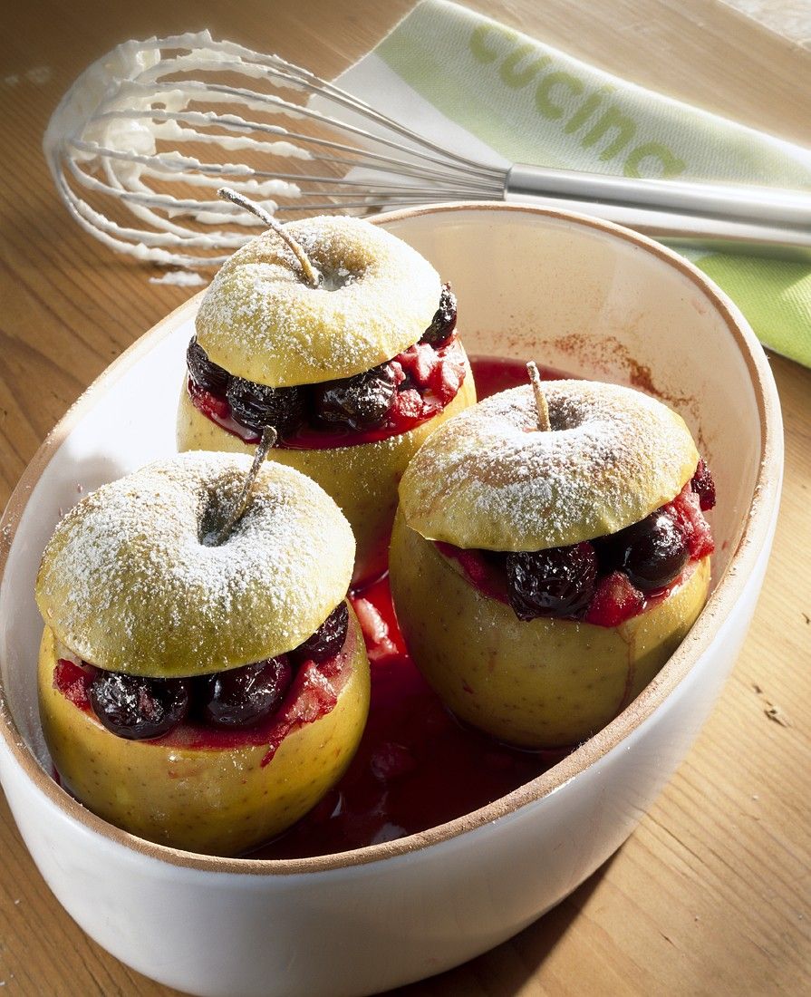 Mit Kirschen gefüllte Bratäpfel