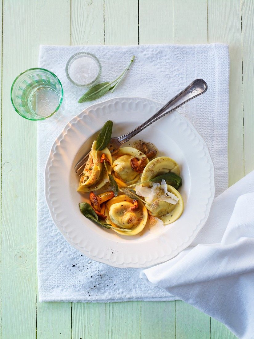 Mit Pilzen gefüllte Nudeltaschen Rezept | EAT SMARTER