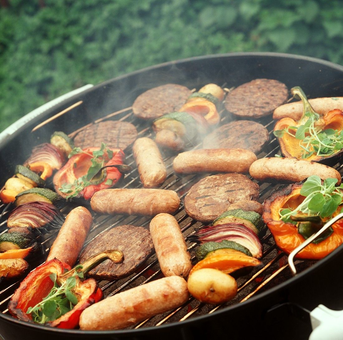 Mixed Grill mit Spießchen und Burger Rezept | EAT SMARTER
