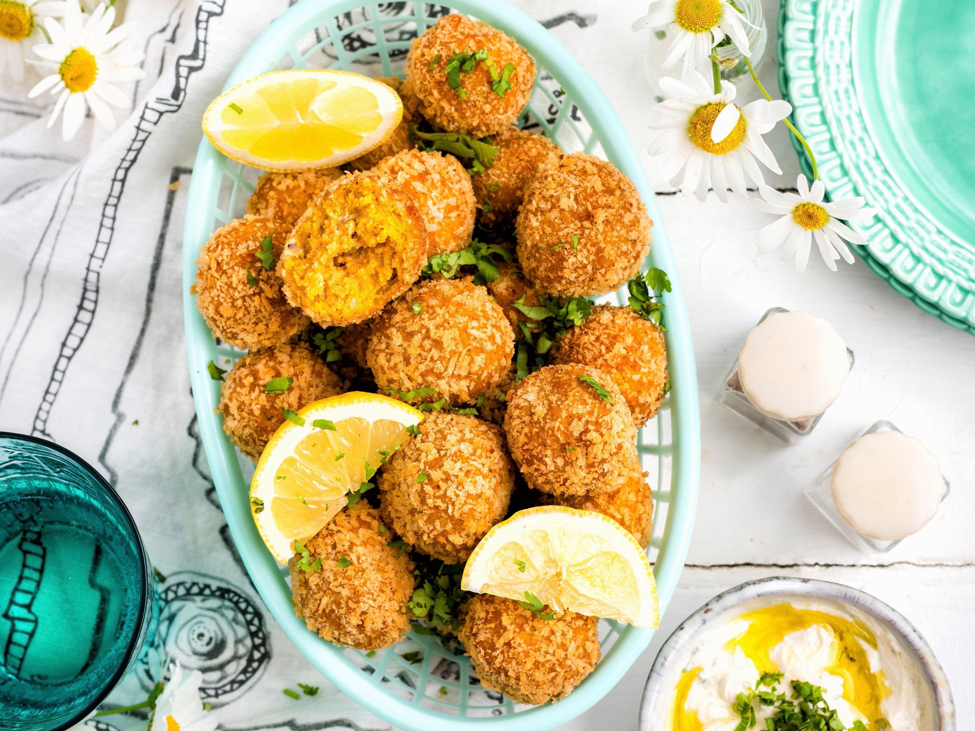 Möhren-Falafeln mit Tahini-Joghurt-Dip Rezept | EAT SMARTER