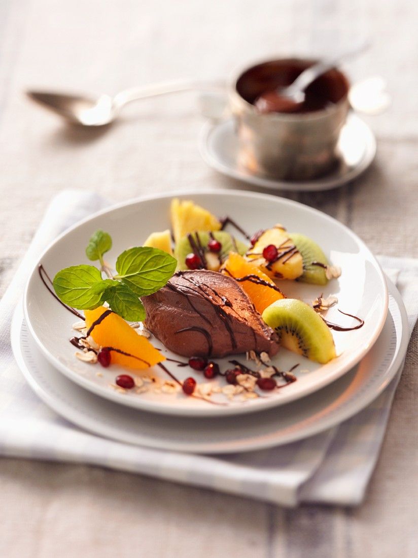 Mousse au Chocolat mit Früchten