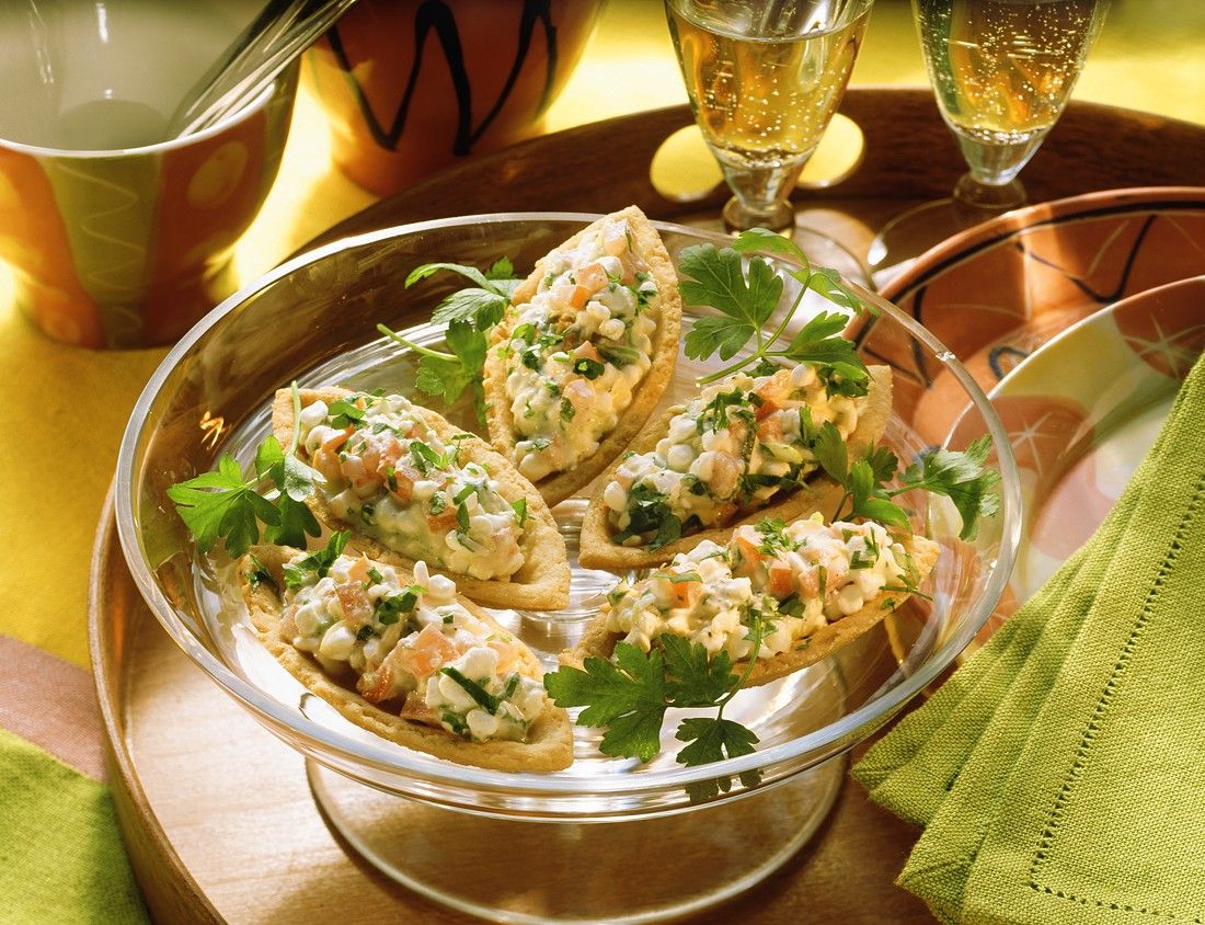 Mürbteig-Schiffchen mit Käsefüllung Rezept | EAT SMARTER Mürbteig-Schiffchen mit Käsefüllung Rezept | EAT SMARTER