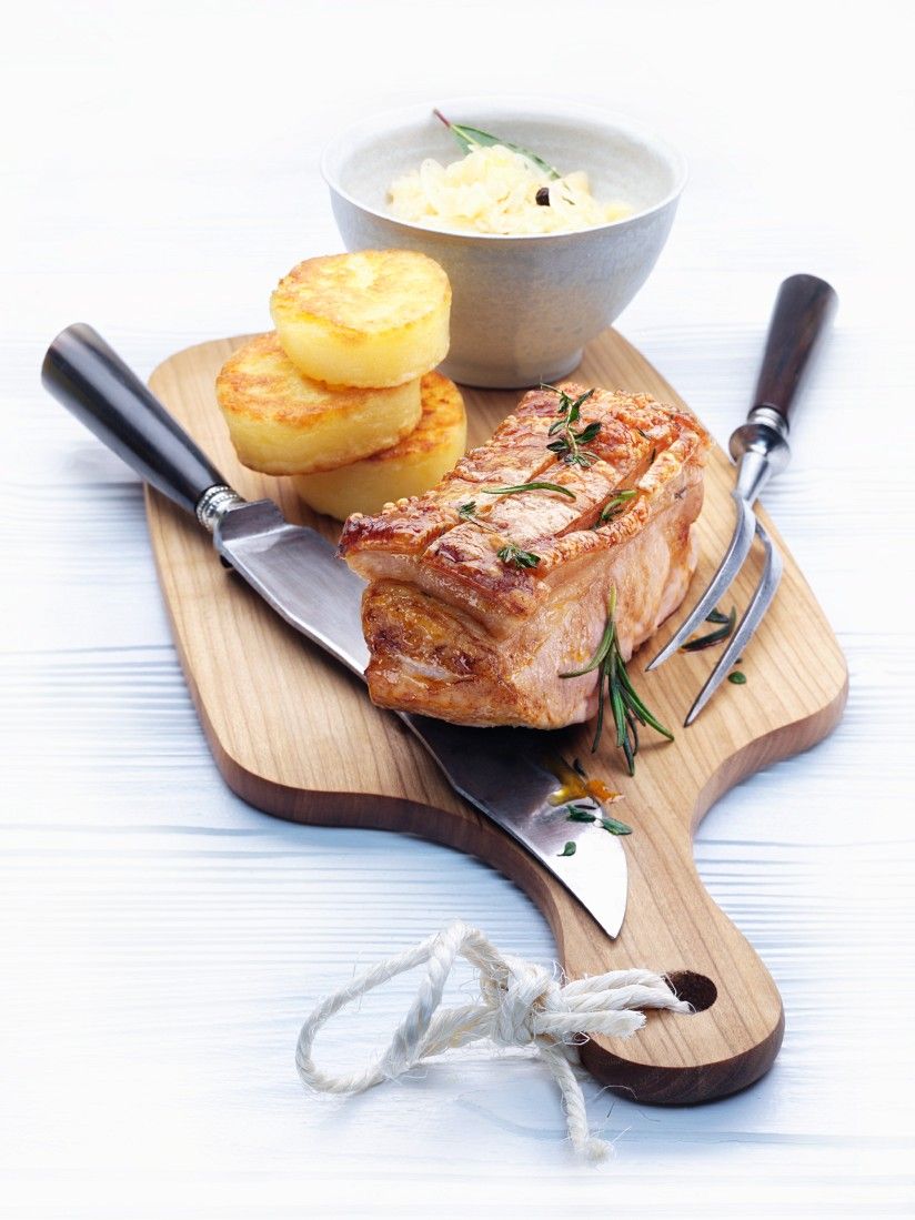 Nackenbraten mit Sauerkraut Rezept | EAT SMARTER