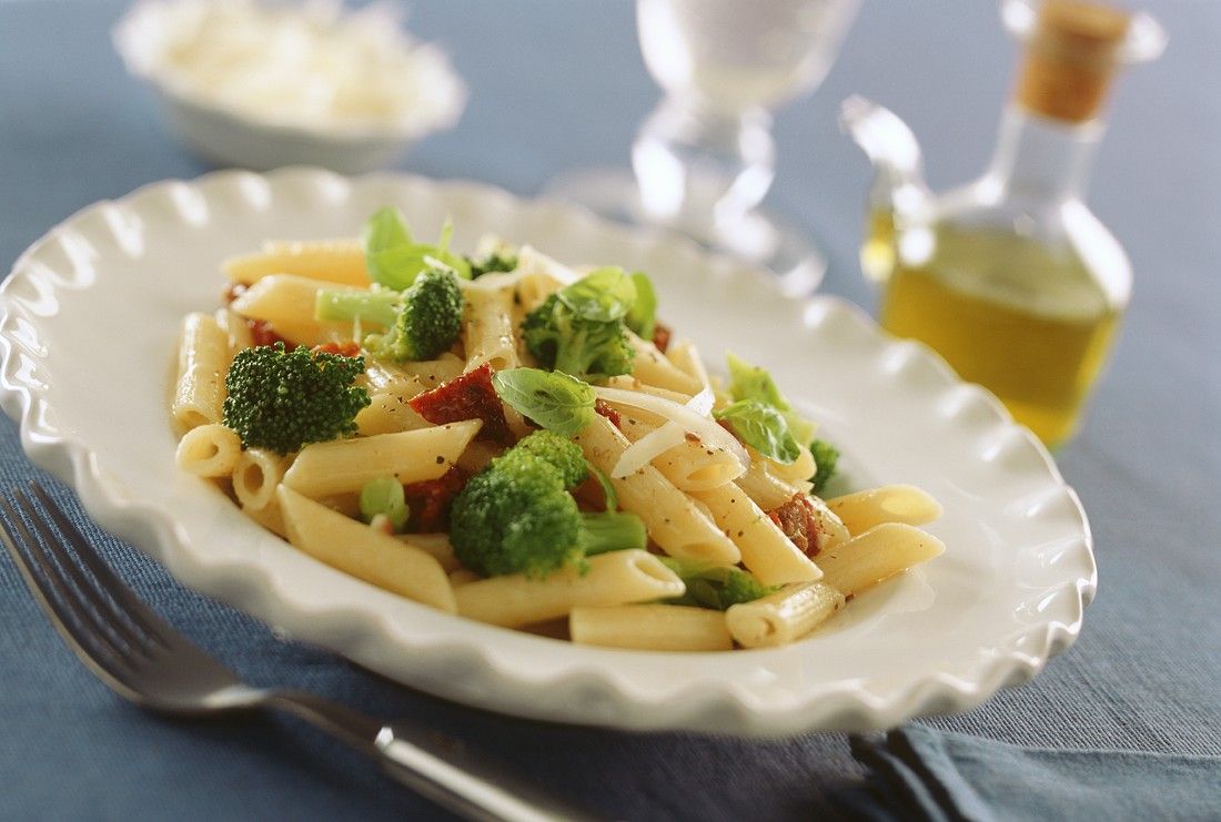 Nudeln mit Brokkoli und Tomaten Rezept | EAT SMARTER
