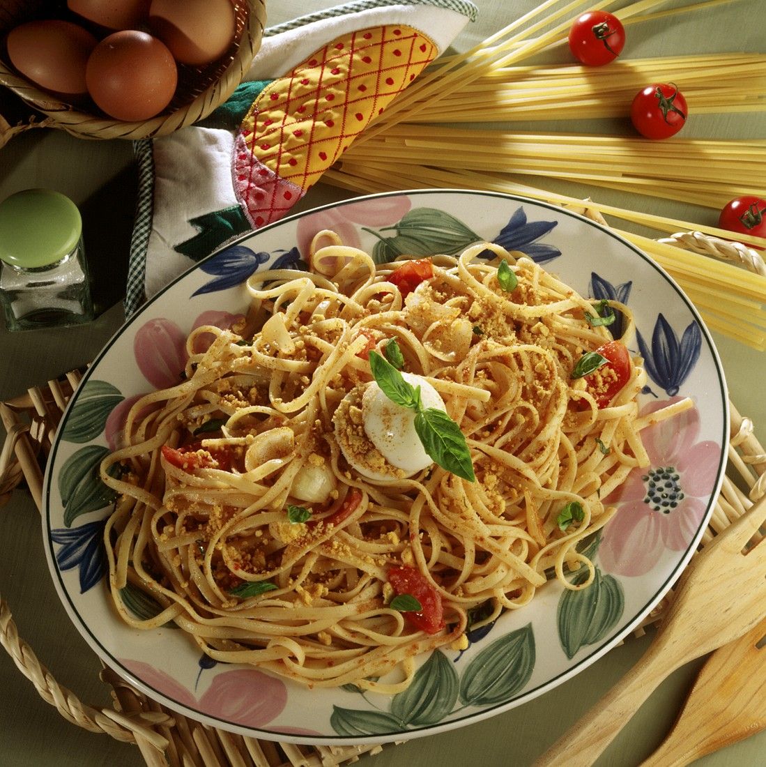 Nudeln mit Ei und Tomaten Rezept | EAT SMARTER